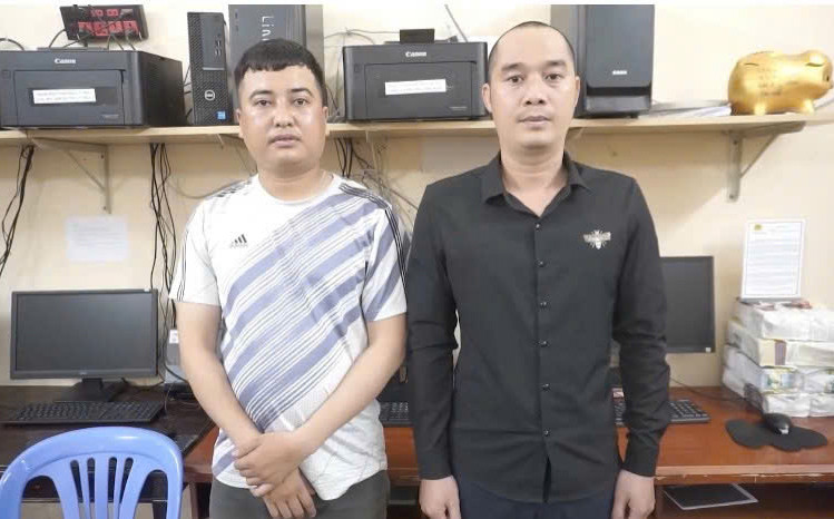 Hoàng Văn Sơn và Nguyễn Tiến Duy tại cơ quan công an. Ảnh: C.A.