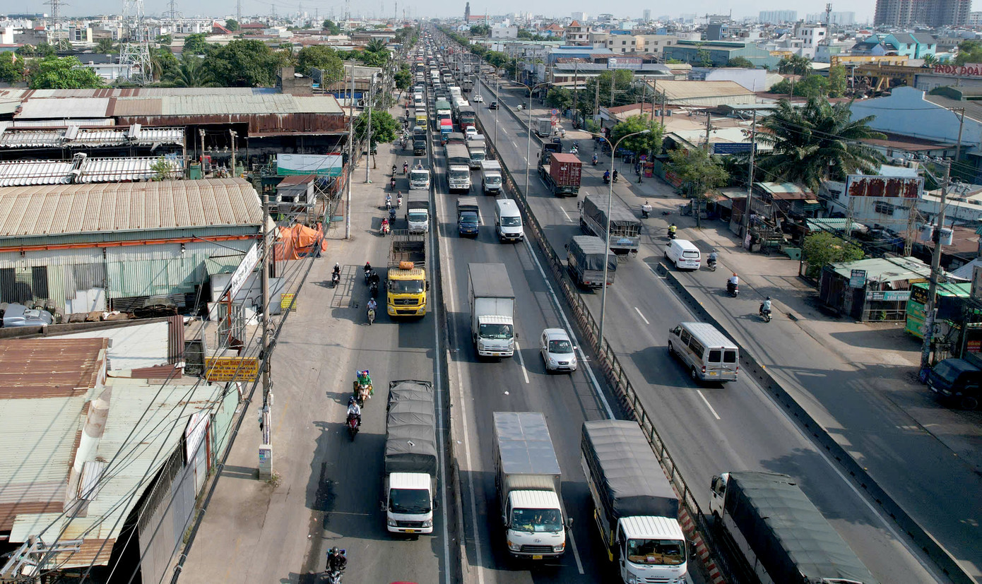 Dòng xe bị ùn ứ trên quốc lộ 1. Ảnh: Đ.V. Dòng xe bị ùn ứ trên quốc lộ 1. Ảnh: Đ.V.