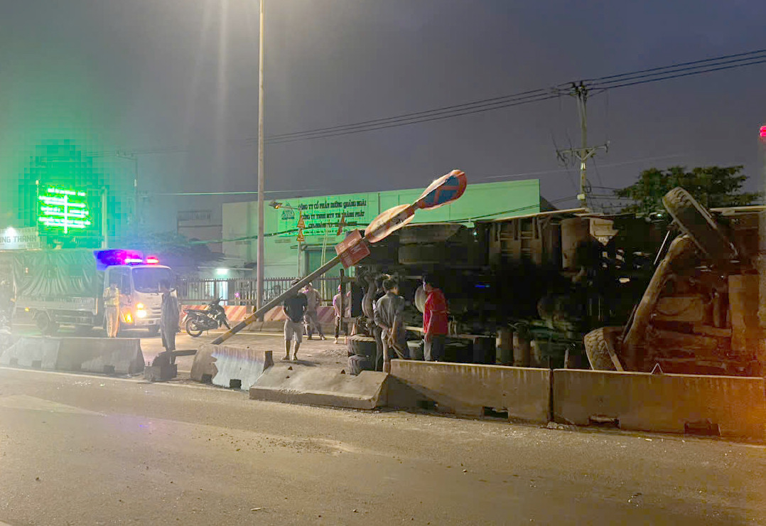 Lực lượng CSGT có mặt xử lý sự cố. Ảnh: A.B. Lực lượng CSGT có mặt xử lý sự cố. Ảnh: A.B.