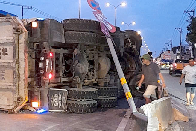 Xe ben bị lật nằm chắn ngang đường. Ảnh: A.B. Xe ben bị lật nằm chắn ngang đường. Ảnh: A.B.