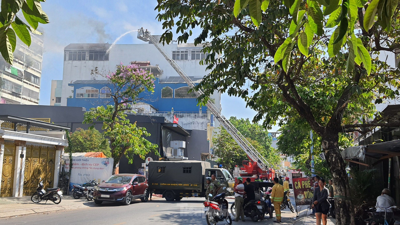 Lực lượng chức năng phong tỏa một phần đường Độc Lập để chữa cháy. Ảnh: Hoàng Thuận Lực lượng chức năng phong tỏa một phần đường Độc Lập để chữa cháy. Ảnh: Hoàng Thuận