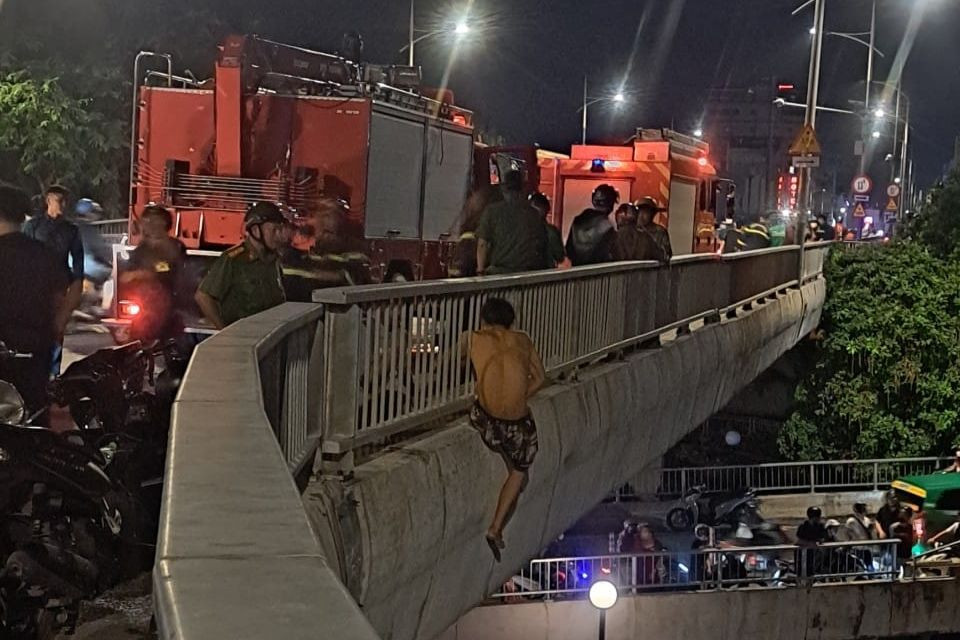 Người đàn ông đu lan can cầu Nguyễn Văn Cừ để nhảy xuống kênh tự tử. Ảnh: Công an cung cấp. Người đàn ông đu lan can cầu Nguyễn Văn Cừ để nhảy xuống kênh tự tử. Ảnh: Công an cung cấp.