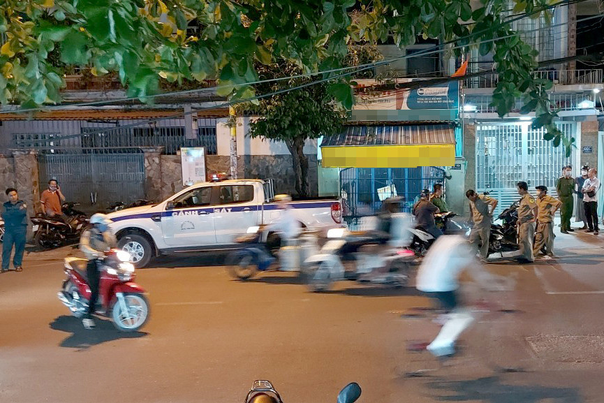 Công an có mặt tại hiện trường xảy ra vụ việc. Ảnh: Vũ Thái.