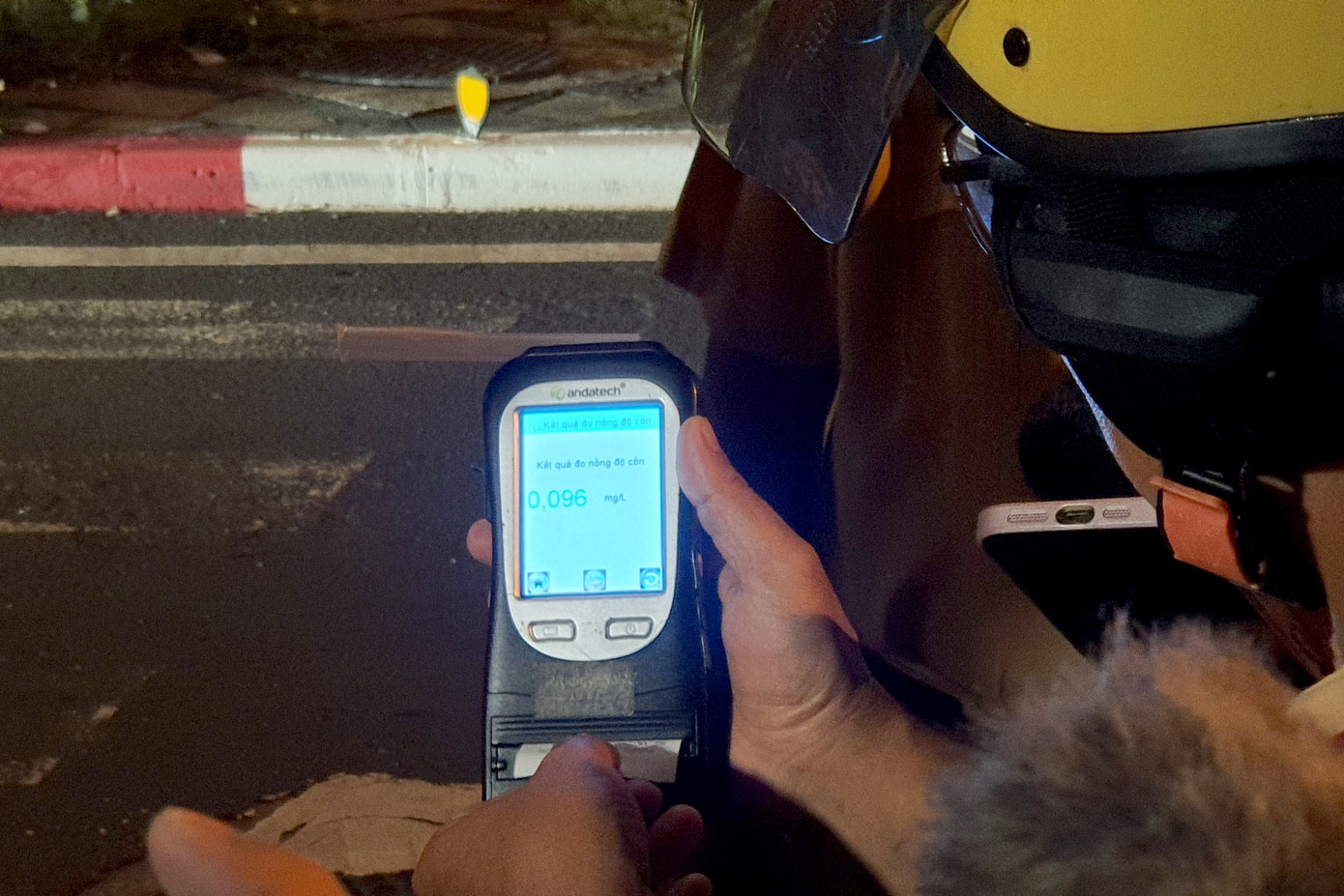 Các trường hợp vi phạm nồng độ cồn đều bị lực lượng CSGT lập biên bản xử phạt. Ảnh: Hoàng Thuận.