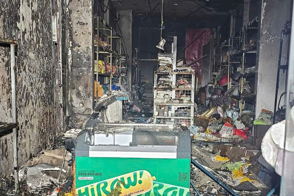 Nhiều tài sản bên trong cửa hàng bị cháy rụi. Ảnh: A.X.