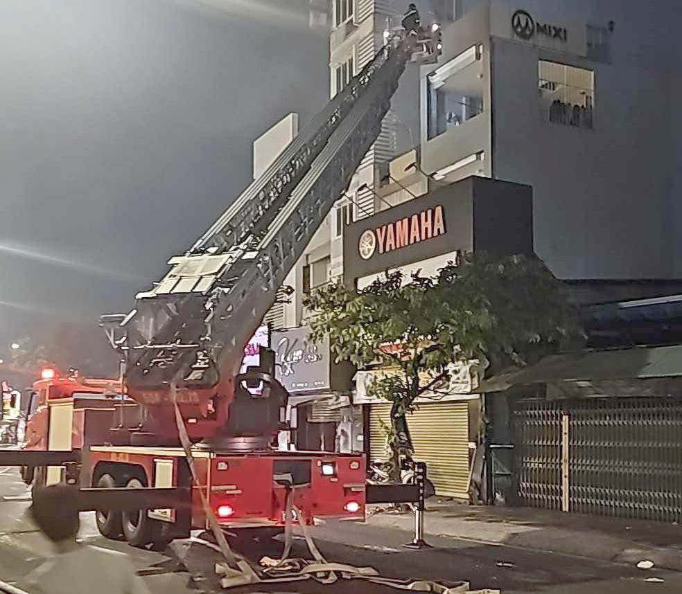 Lực lượng chữa cháy dùng xe thang để cứu người mắc kẹt. Ảnh: A.X.