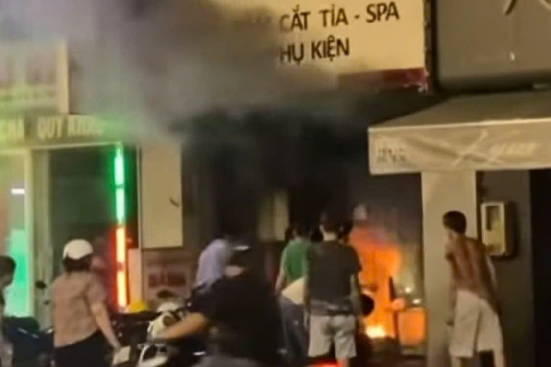 Cửa hàng thú cưng xảy ra cháy. Ảnh: A.X.