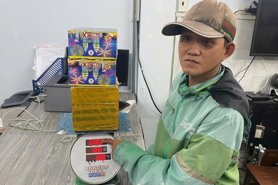 Lê Văn Phong cùng với tang vật. Ảnh: C.A. Lê Văn Phong cùng với tang vật. Ảnh: C.A.