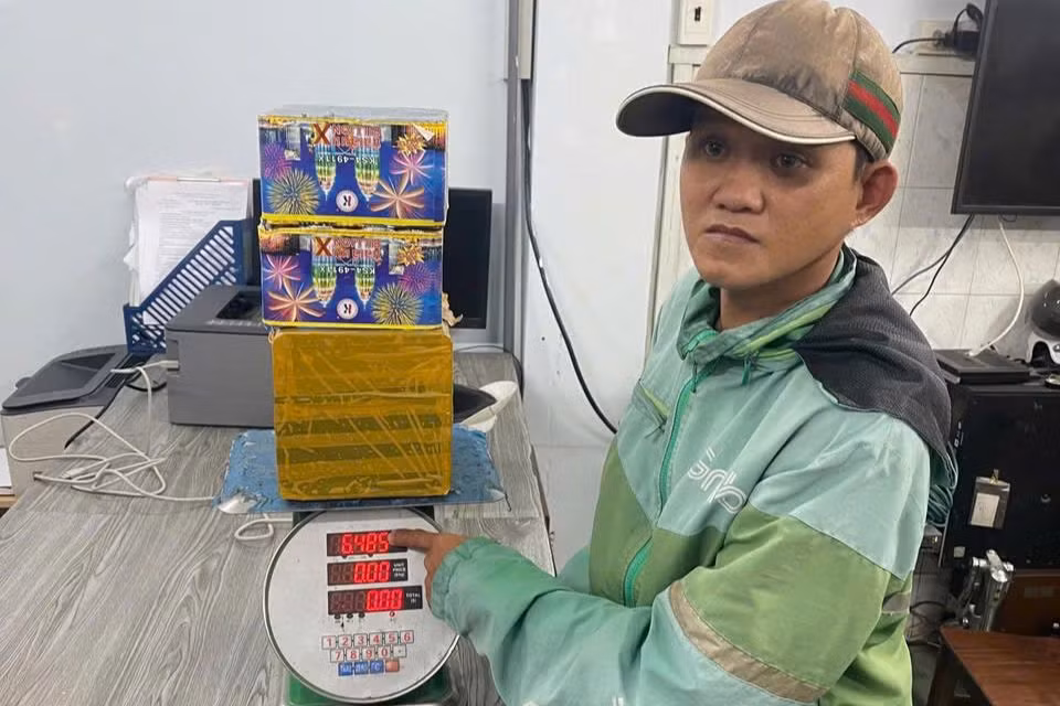 Lê Văn Phong cùng với tang vật. Ảnh: C.A. Lê Văn Phong cùng với tang vật. Ảnh: C.A.