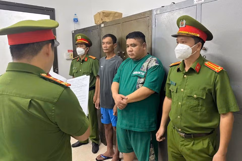 Cơ quan công an tống đạt các quyết định đối với Nhơn và Sơn. Ảnh: C.A. Cơ quan công an tống đạt các quyết định đối với Nhơn và Sơn. Ảnh: C.A.