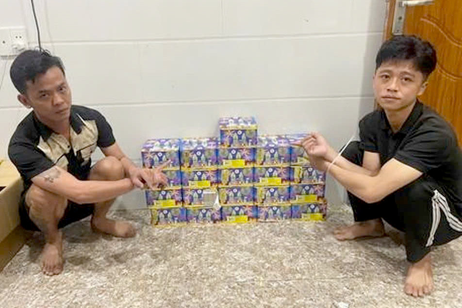 Từ trái qua, Tươi, Thanh cùng với tang vật. Ảnh: C.A. Từ trái qua, Tươi, Thanh cùng với tang vật. Ảnh: C.A.