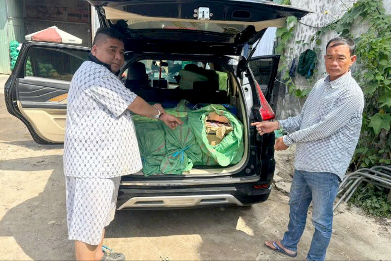 Hoàng Nhơn (bên trái) và Sơn dùng ô tô vận chuyển pháo nổ từ An Giang về TPHCM tiêu thụ. Ảnh: C.A. Hoàng Nhơn (bên trái) và Sơn dùng ô tô vận chuyển pháo nổ từ An Giang về TPHCM tiêu thụ. Ảnh: C.A.