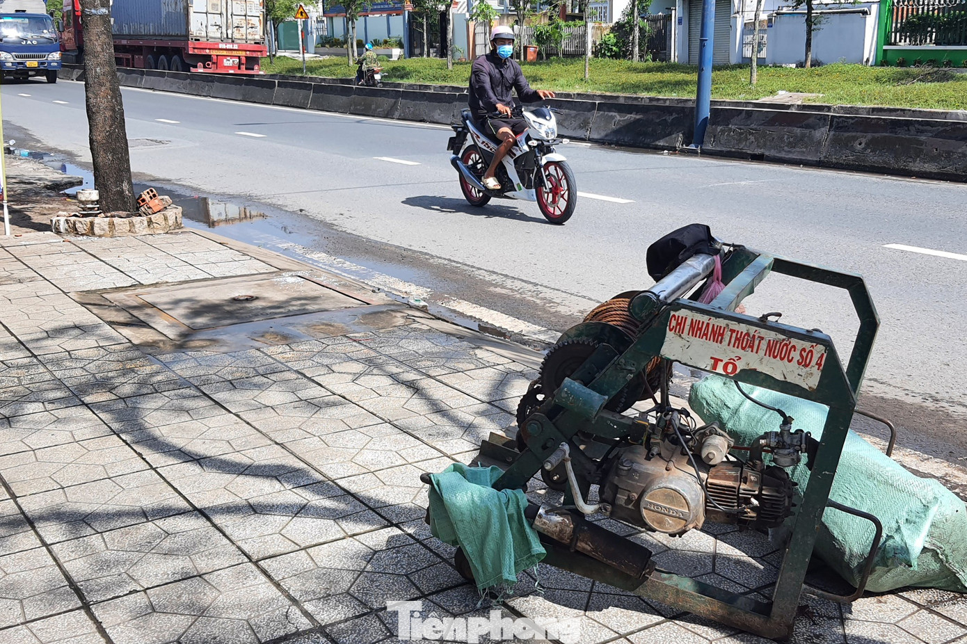 Dụng cụ nạo vét bên cạnh cống thoát xảy ra vụ việc. Ảnh: Hoàng Thuận