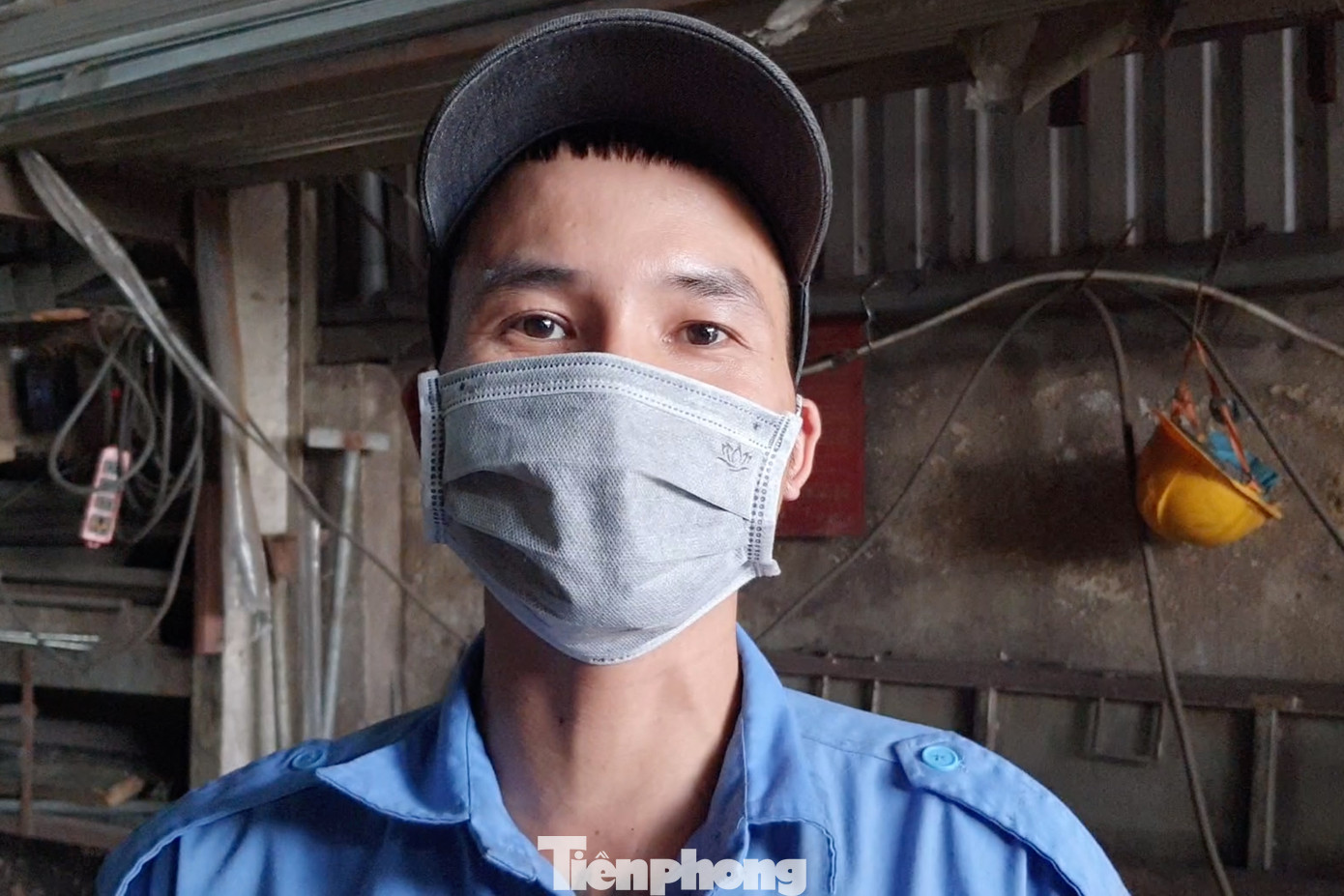 Anh Ngô Viết Dũng kể lại giây phút cứu các công nhân bị ngất xỉu dưới cổng thoát nước. Ảnh: Hoàng Thuận