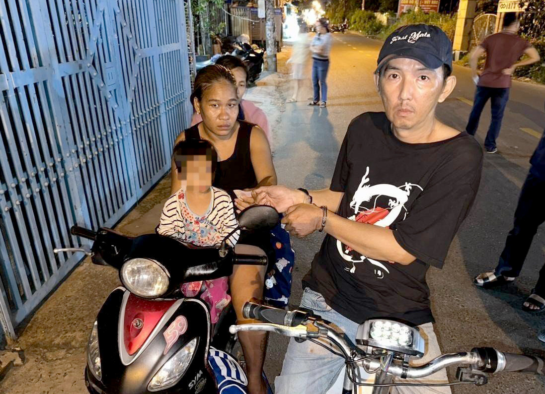 Hai đối tượng Có và Nhi chở theo con nhỏ khi đi giao ma túy để qua mặt cơ quan công an. Hai đối tượng Có và Nhi chở theo con nhỏ khi đi giao ma túy để qua mặt cơ quan công an.