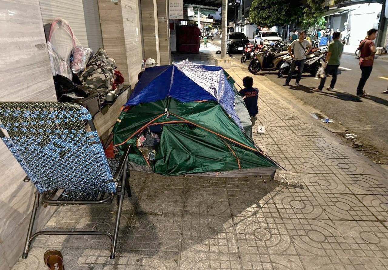 Các đối tượng dựng lều trên vỉa hè để mua bán, sử dụng ma túy. Các đối tượng dựng lều trên vỉa hè để mua bán, sử dụng ma túy.