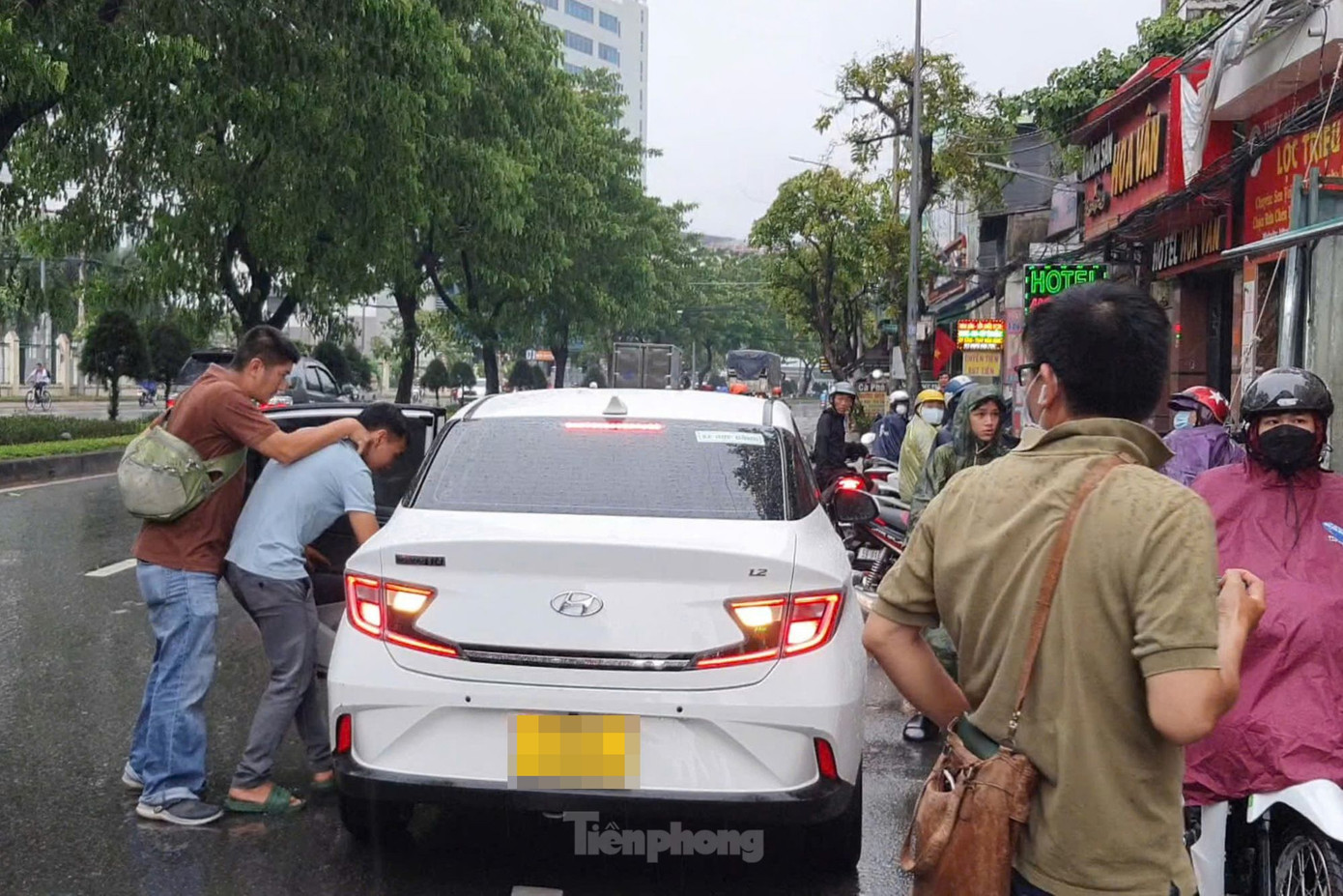 Chiều 4/9, lực lượng chức năng đưa một người đàn ông lên xe ô tô về trụ sở để làm rõ. Ảnh: Hoàng Thuận.