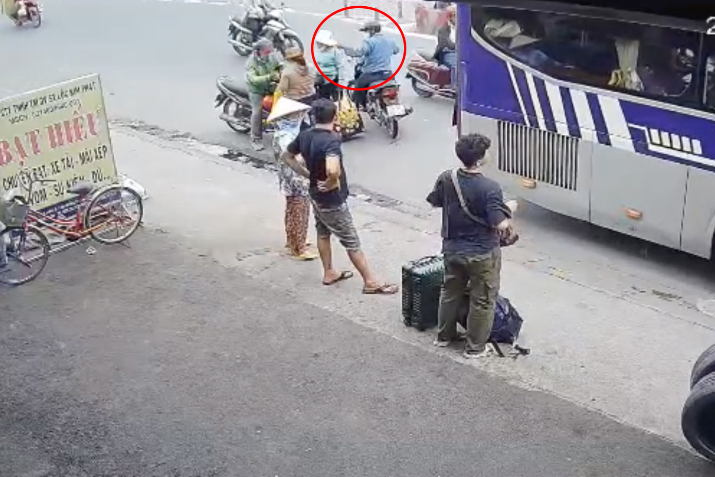 Camera ghi cảnh Phước táo tợn giật dây chuyền của người phụ nữ (Ảnh cắt từ clip).