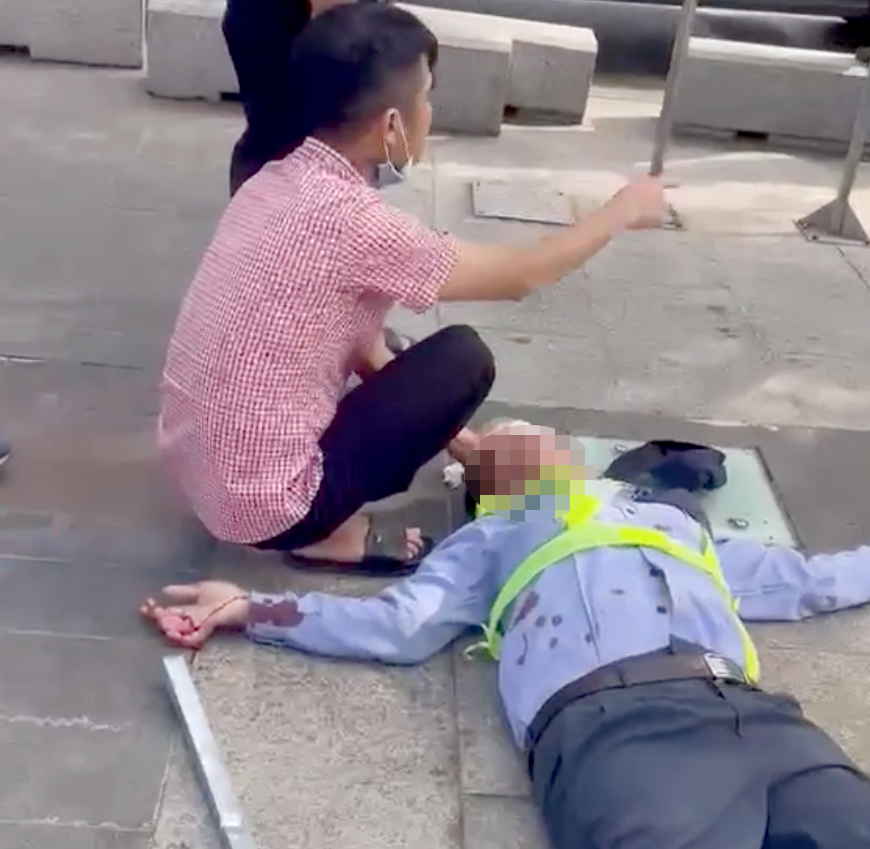 Nam bảo vệ bị đánh nằm bất tỉnh. Ảnh: C.A.