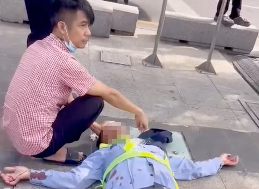 Nam bảo vệ bị đánh nằm bất tỉnh. Ảnh: C.A.