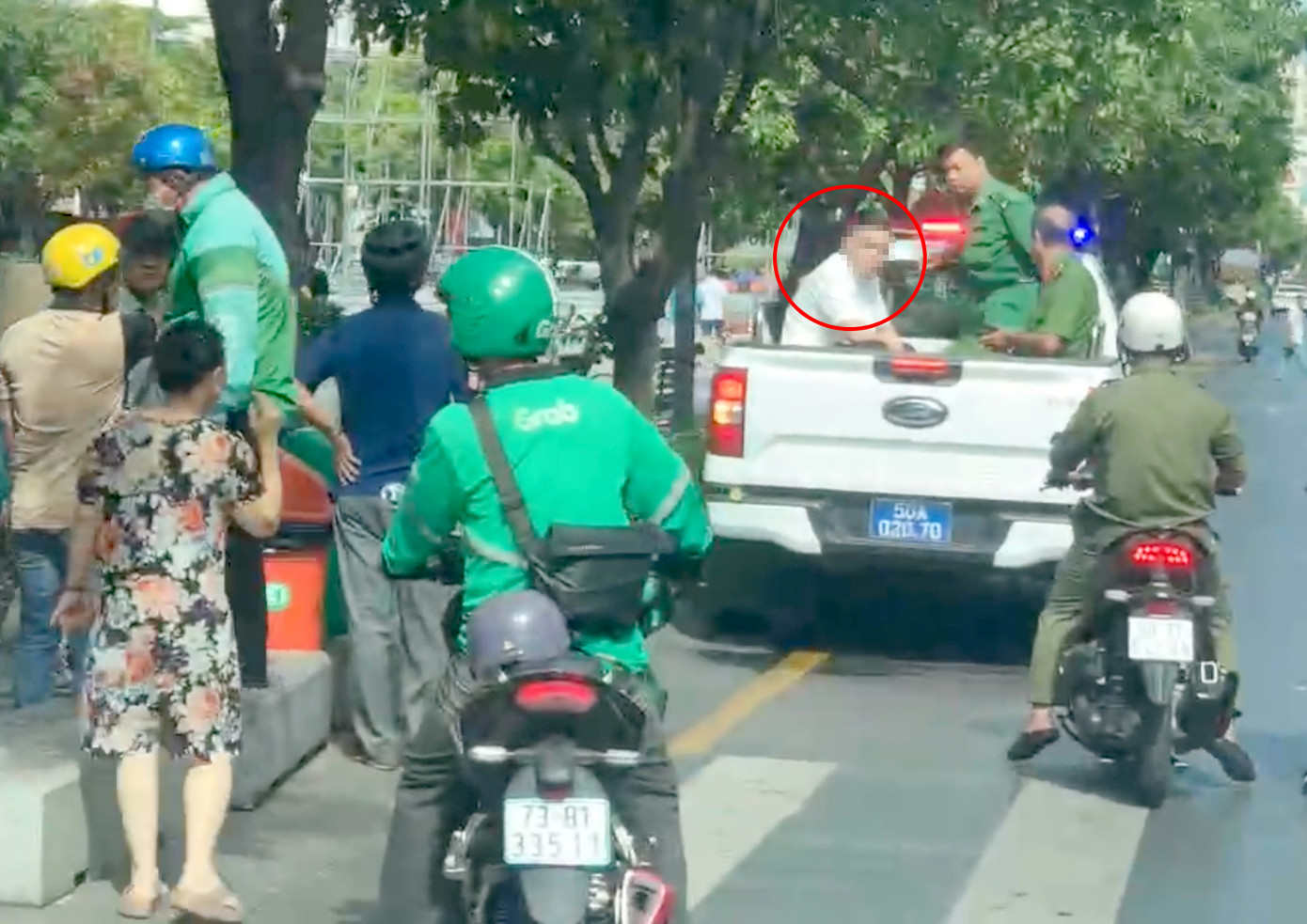 Lực lượng công an có mặt đưa nam thanh niên đánh bảo vệ về trụ sở để làm rõ. Ảnh: C.A.