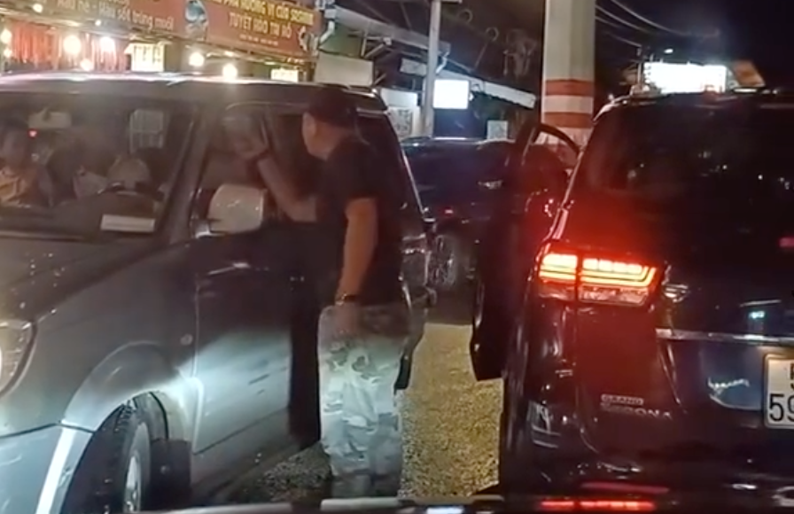 Camera ghi lại cảnh ông G. có hành vi tấn công tài xế ô tô. Ảnh cắt từ clip.