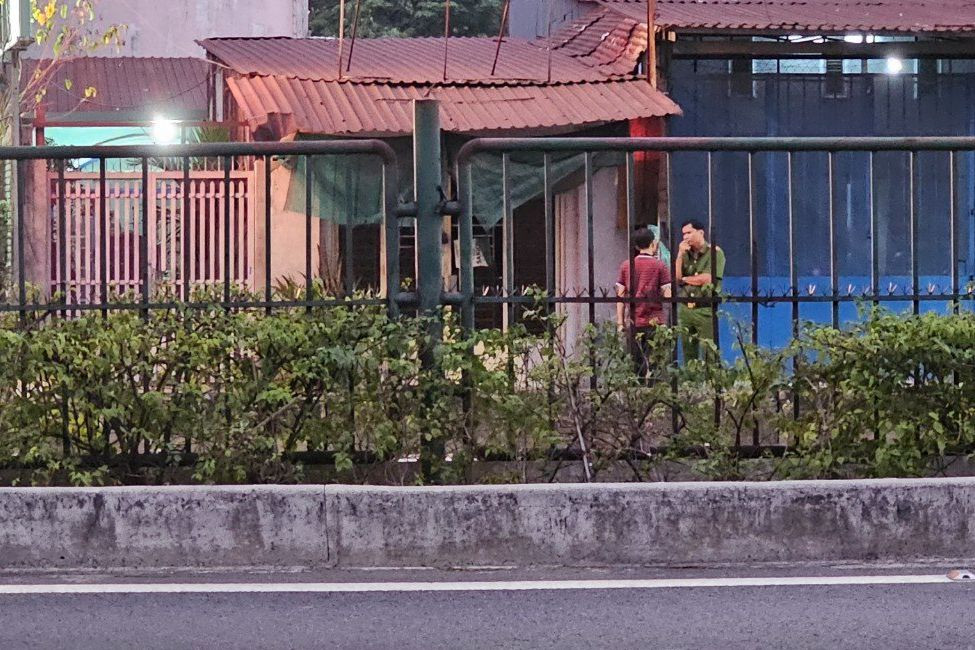 Công an có mặt tại quán cà phê xảy ra vụ án mạng. Ảnh: A.X.