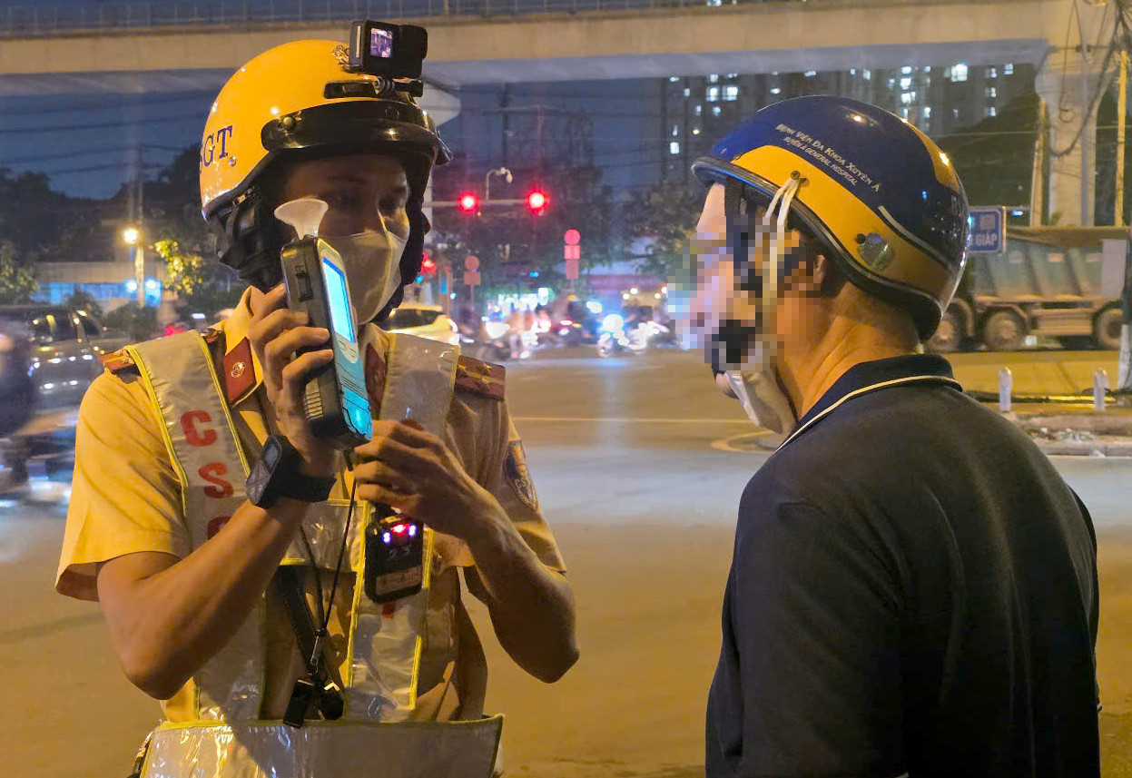 Lực lượng CSGT kiểm tra nồng độ cồn đối với người đi xe máy. Ảnh: C.A.
