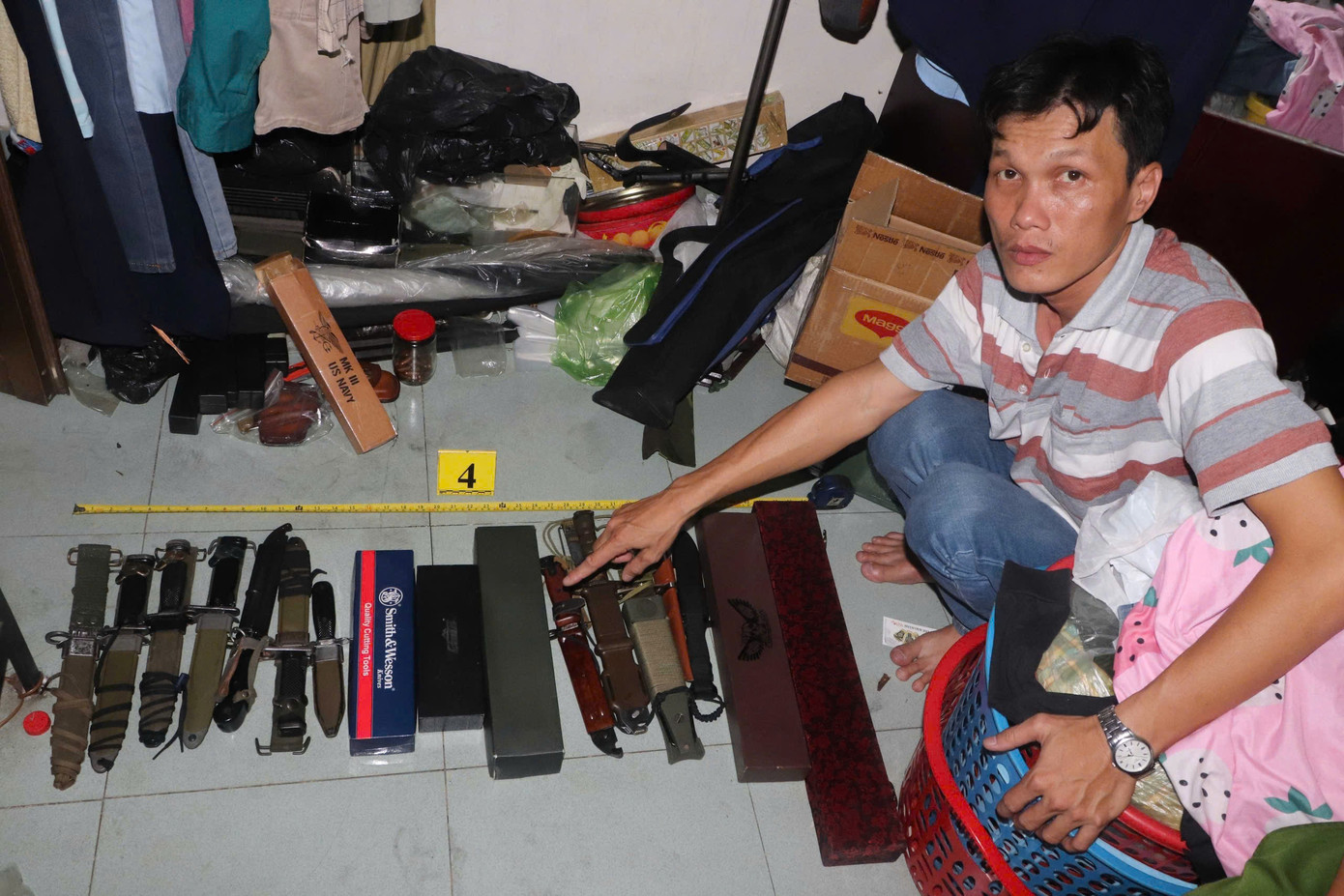 Bị can Bình cùng tang vật. Ảnh: Công an cung cấp. Bị can Bình cùng tang vật. Ảnh: Công an cung cấp.
