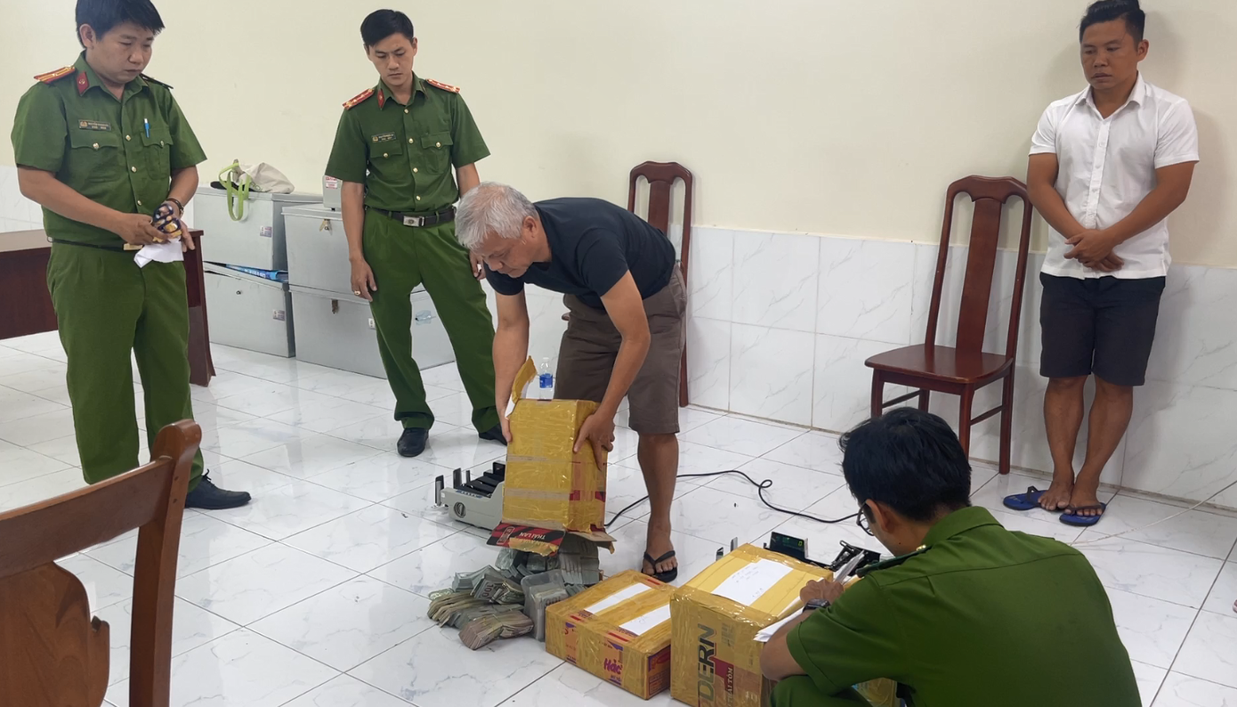 Cơ quan công an kiểm đếm tang vật.