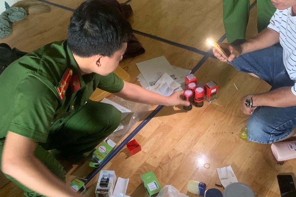 Công an thu giữ các con dấu của hàng loạt công ty "ma".