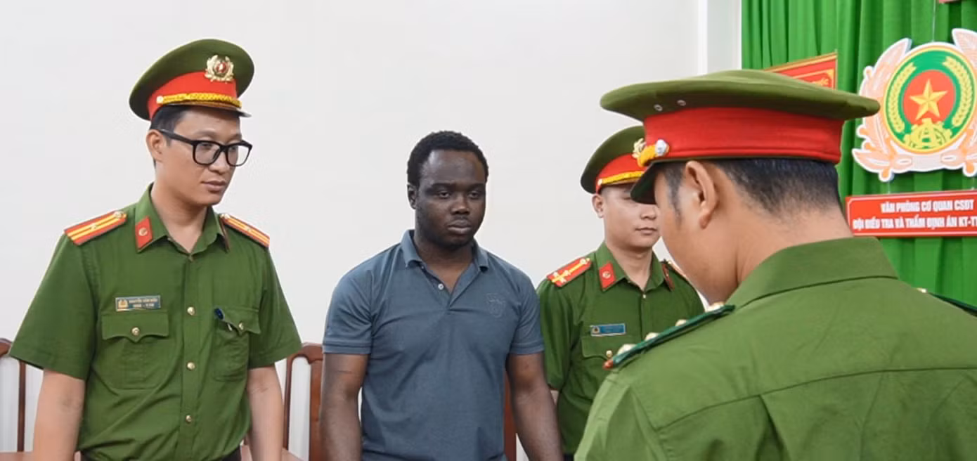 Cơ quan điều tra tống đạt các quyết định đối với Okoye Christinan Ikechukwy. Ảnh: Công an cung cấp. Cơ quan điều tra tống đạt các quyết định đối với Okoye Christinan Ikechukwy. Ảnh: Công an cung cấp.