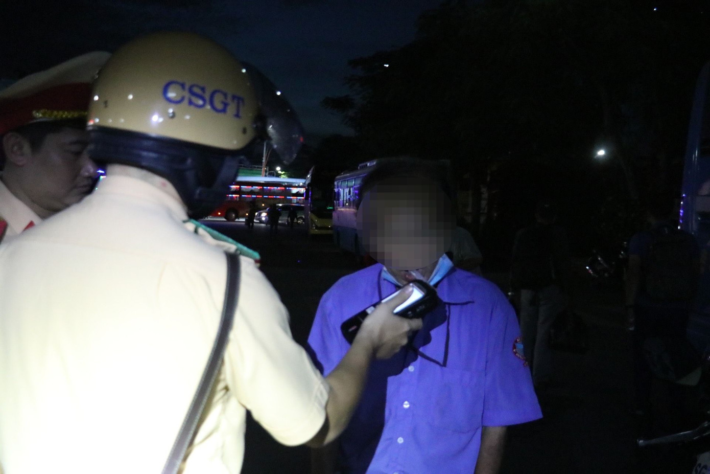 Lực lượng CSGT kiểm tra nồng độ cồn đối với tài xế xe buýt ở Bến xe Miền Tây. Ảnh: Minh Vương.