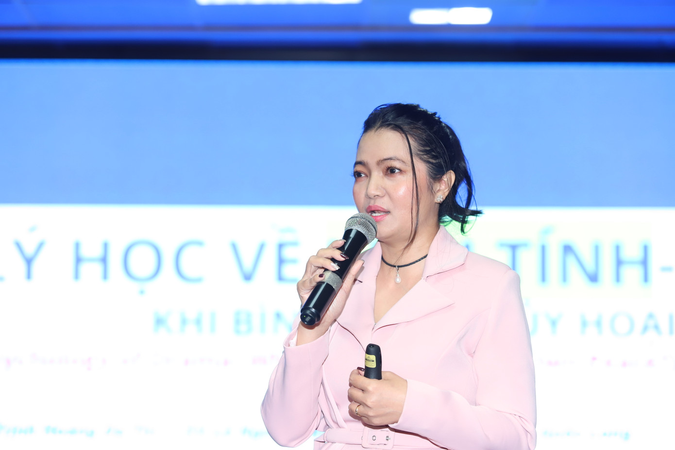 Thạc sĩ, NCS Phan Trịnh Hoàng Dạ Thi, Giám đốc chương trình Tâm lý học của Đại học Hoa Sen trình bày tham luận tại tọa đàm. Ảnh: Ngô Tùng. Thạc sĩ, NCS Phan Trịnh Hoàng Dạ Thi, Giám đốc chương trình Tâm lý học của Đại học Hoa Sen trình bày tham luận tại tọa đàm. Ảnh: Ngô Tùng.