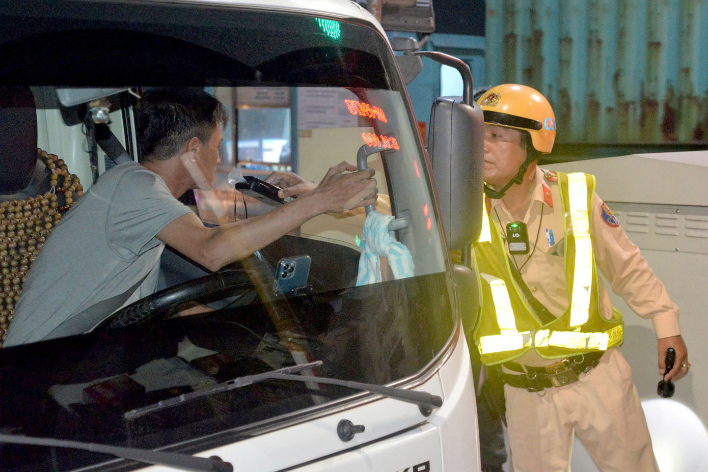 Lực lượng CSGT kiểm tra nồng độ cồn tài xế. Ảnh: PC08.