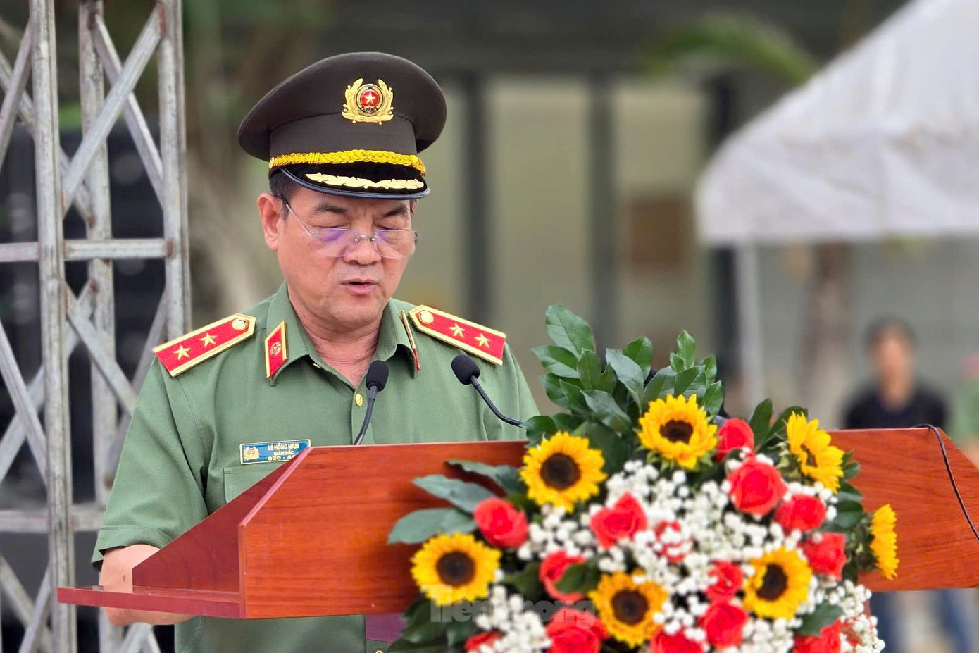 Trung tướng Lê Hồng Nam phát biểu tại lễ ra quân. Ảnh: Hoàng Thuận.