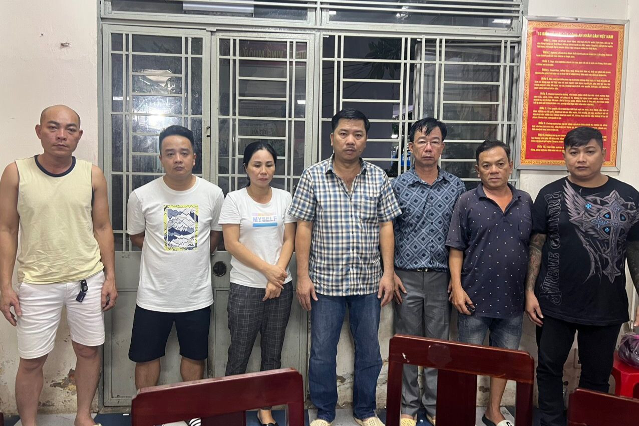 Nguyễn Hữu Hùng (thứ 3 từ phải sang) cùng đồng bọn tại cơ quan công an. Ảnh: Công an cung cấp.