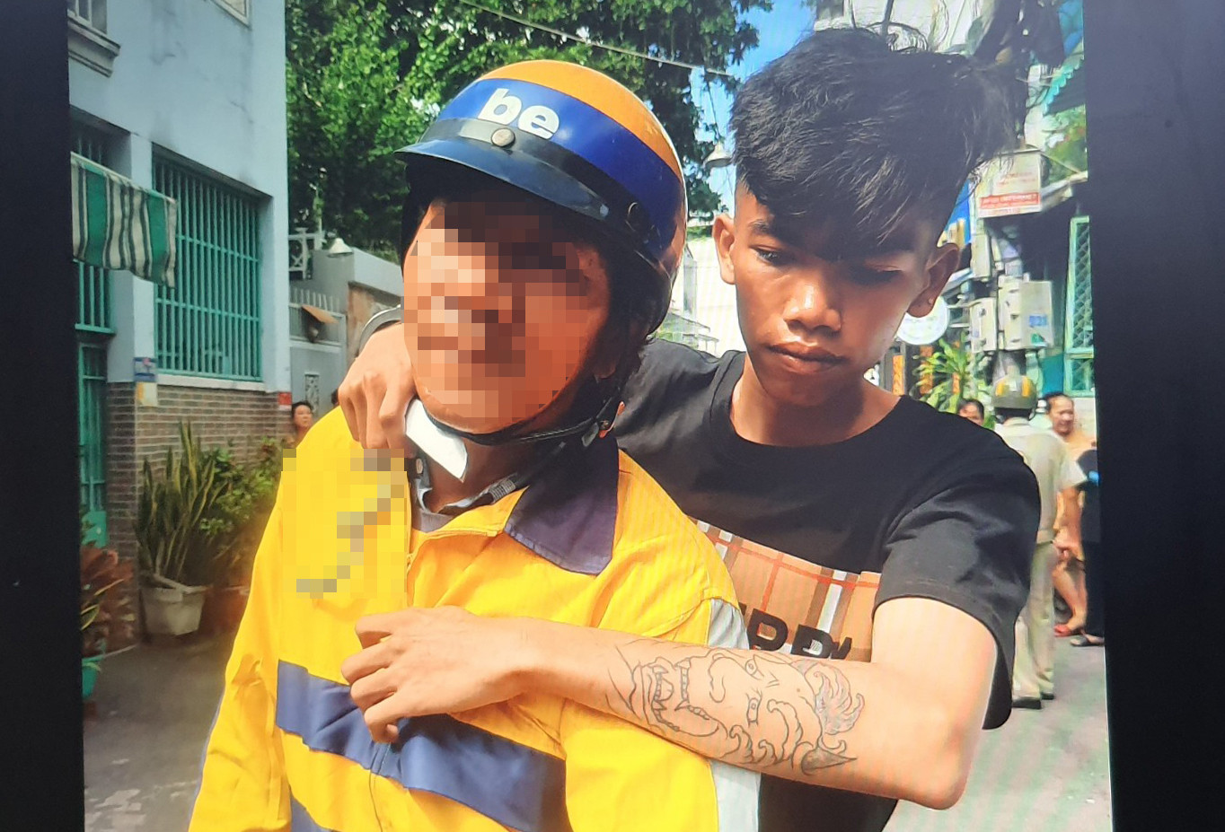 Nghi phạm Trần Đức Huy thực hiện lại hành vi kề dao vào tài xế xe ôm.