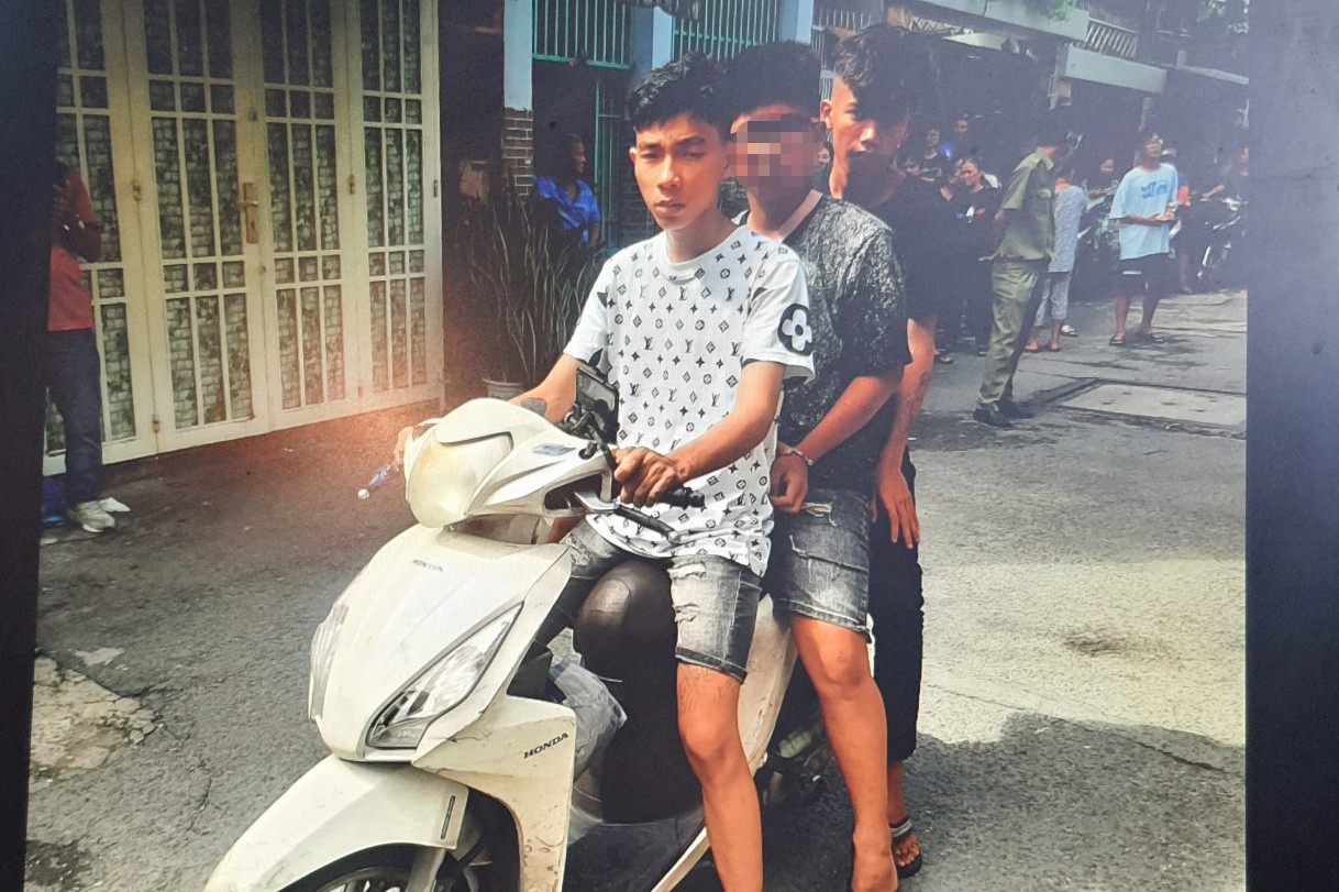 Nghi phạm Thiện cướp xe máy của tài xế xe ôm để chở đồng bọn tẩu thoát.