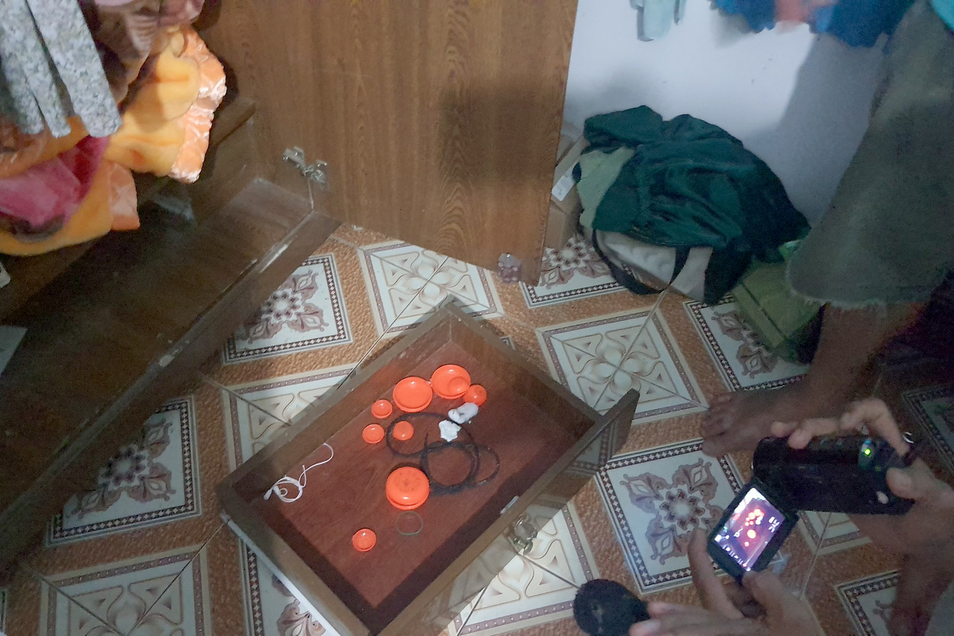 Công an khuyến cáo người dân cần khóa cửa cẩn thận, trang bị hệ thống camera để ngăn ngừa trộm cắp (Ảnh: Hoàng Thuận). Công an khuyến cáo người dân cần khóa cửa cẩn thận, trang bị hệ thống camera để ngăn ngừa trộm cắp (Ảnh: Hoàng Thuận).