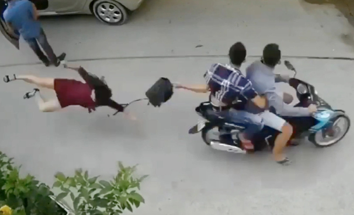 Khi ra đường, người dân cần để túi xách, tài sản có giá trị trong cốp xe. Khi ra đường, người dân cần để túi xách, tài sản có giá trị trong cốp xe.