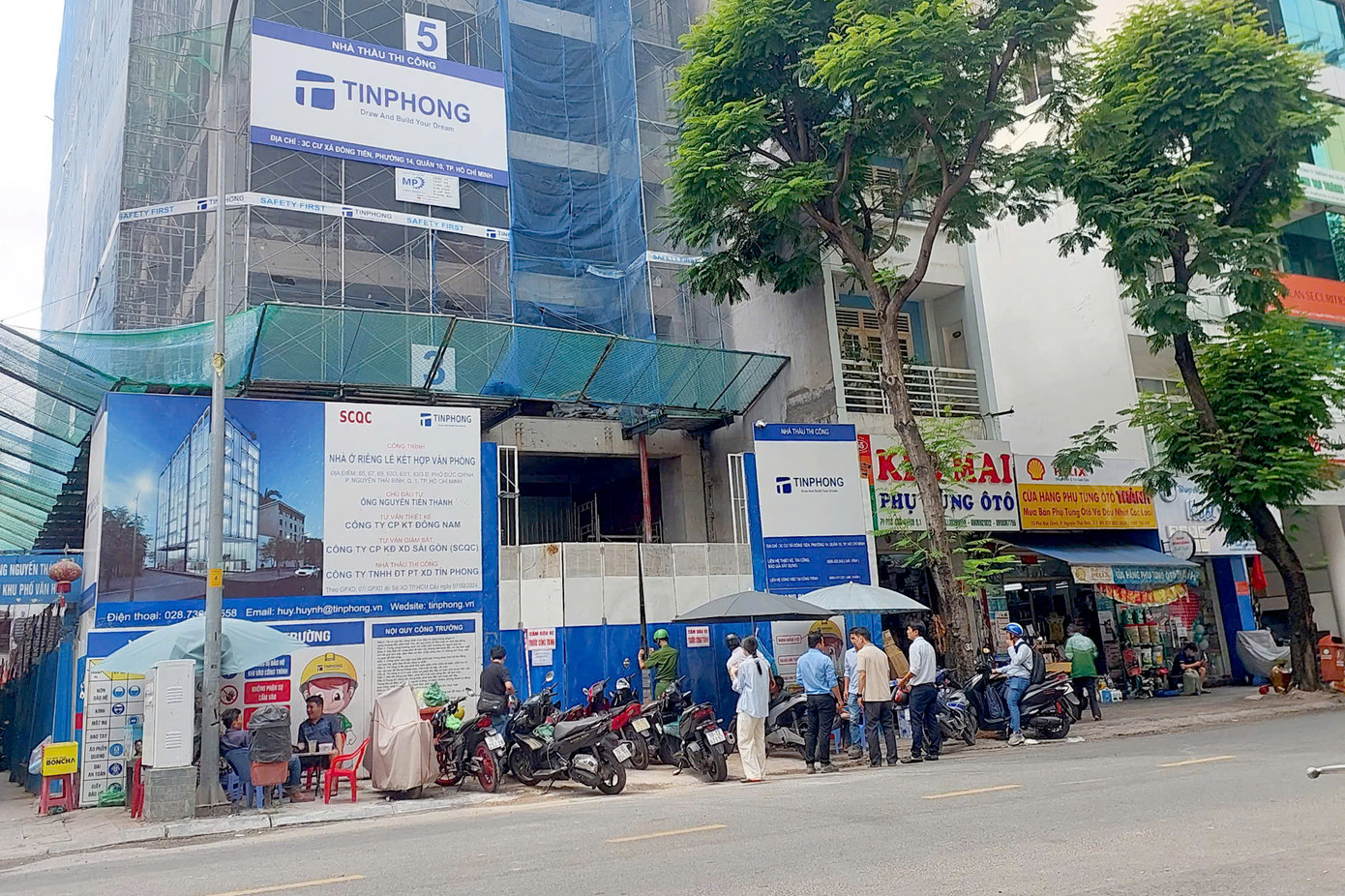 Công an có mặt tại công trình xây dựng nơi xảy ra vụ việc. Ảnh: H.T.