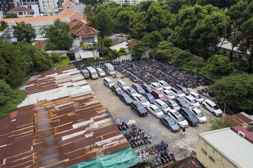 Khu đất vàng thành bãi giữ xe. Ảnh: Phạm Nguyễn. Khu đất vàng thành bãi giữ xe. Ảnh: Phạm Nguyễn.