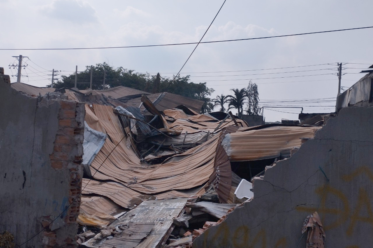 Mái tôn của các nhà xưởng liền kề trên đường Nguyễn Văn Trà (xã Vĩnh Lộc B, huyện Bình Chánh) bị đổ sập sau vụ cháy. Ảnh: M.A.