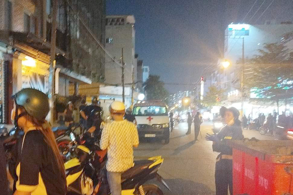 Xe cứu thương có mặt tại hiện trường. Xe cứu thương có mặt tại hiện trường.