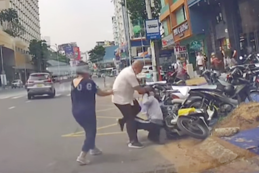 Ông Hà dùng chân đánh vào vùng ngực của shipper. Ảnh cắt từ clip. Ông Hà dùng chân đánh vào vùng ngực của shipper. Ảnh cắt từ clip.