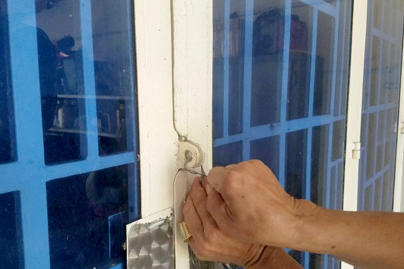 Kẻ gian dùng dây kẽm chốt bên ngoài cửa chính để đề phòng bị truy đuổi.