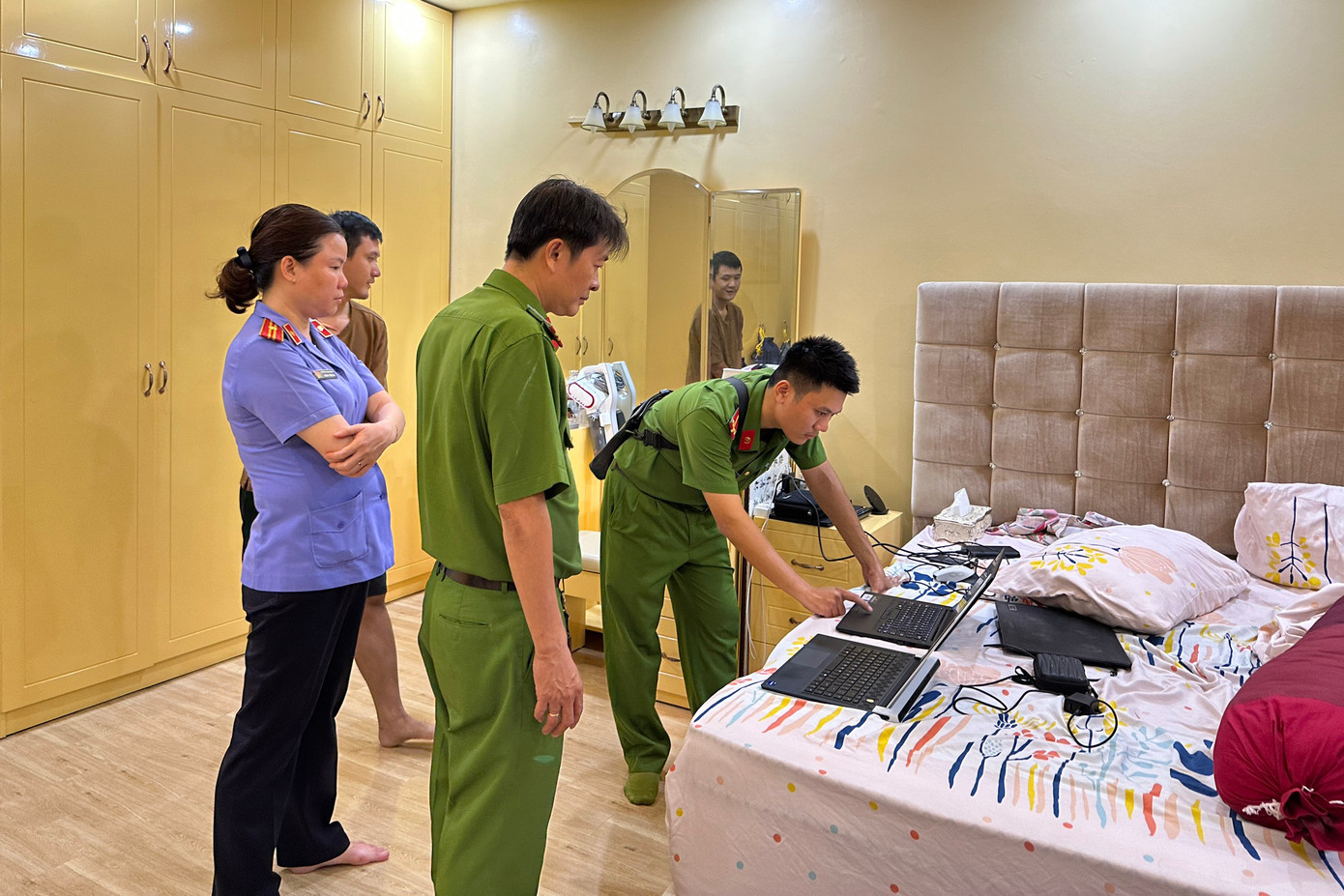 Cơ quan công an khám xét nơi ở của một bị can (Ảnh: Công an cung cấp).