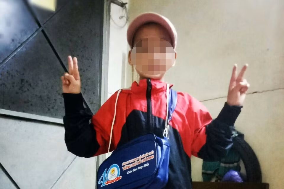 Bé trai 10 tuổi được mẹ tìm thấy sau khi bị mất liên lạc 13 ngày. Bé trai 10 tuổi được mẹ tìm thấy sau khi bị mất liên lạc 13 ngày.