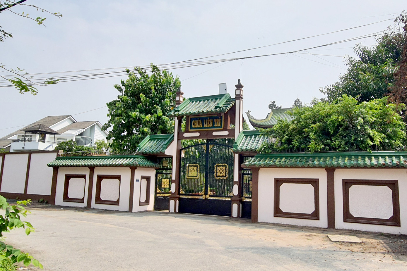 Khu vực người dân phát hiện bé gái sơ sinh bị bỏ rơi trước cổng chùa (Ảnh: Hoàng Thuận).